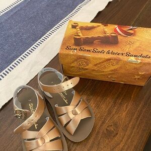 Like New Condition Sun-San Swimmer Sandals Size 7